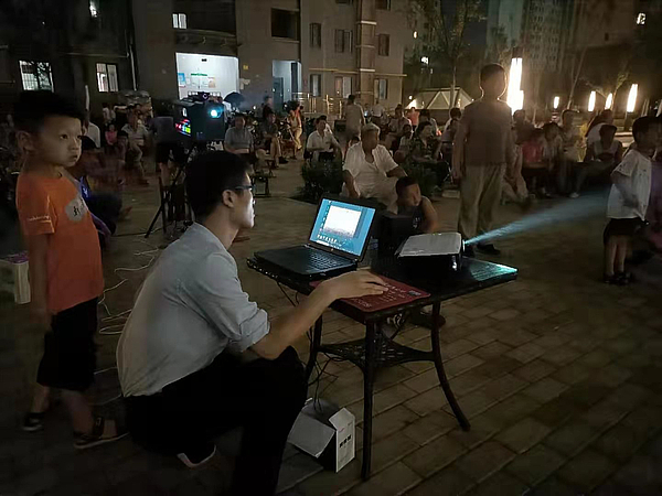 業(yè)主朋友們在認(rèn)真觀看電影.jpg 業(yè)主朋友們在認(rèn)真觀看電影.jpg